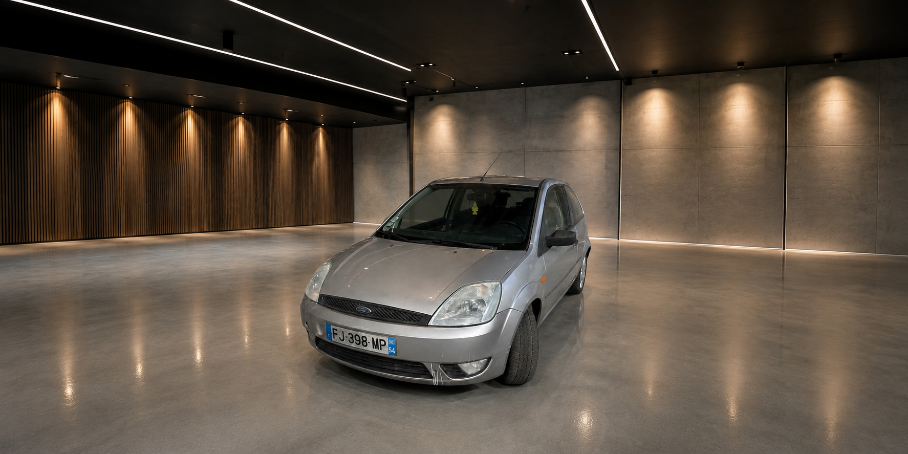 Ford Fiesta 2004 vue de trois-quarts avant dans un showroom